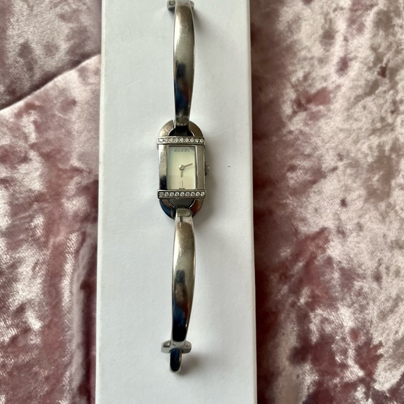 GUCCI Watch with Diamonds - Picture 2 of 5